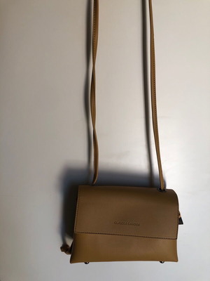 Τσάντα Claudia Canova με μακρύ λουρί μεταχειρισμένη
