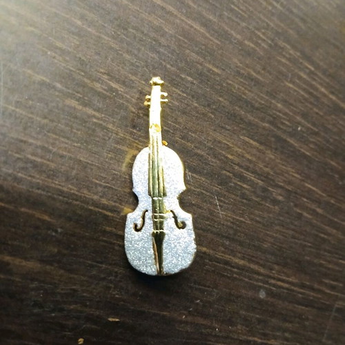 Violin brooch like new in gold color