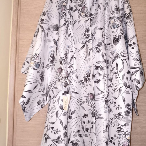 Authentic Japanese women's kimono new with tags, size M, floral design