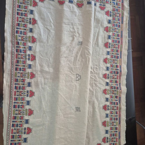 Tablecloth 120cm x 120cm needs hemming