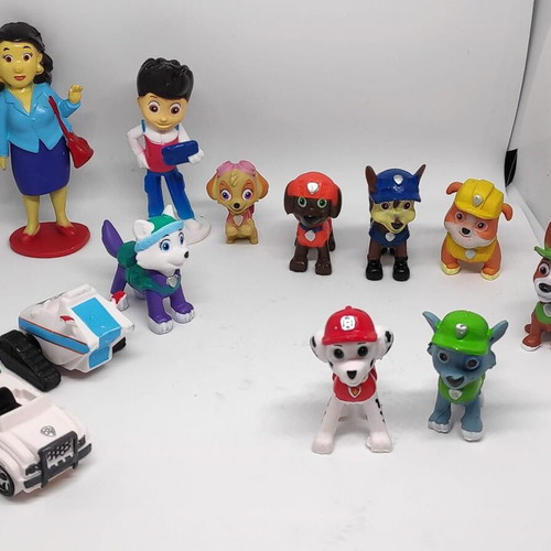 Paw Patrol collectible set of 12 figures like new
