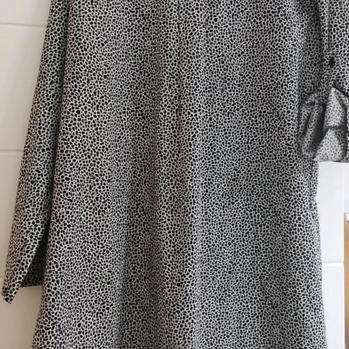 Black and white shirt dress like new, one size, with buttons
