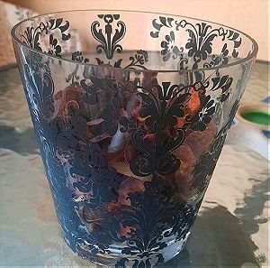 Γυάλινο βάζο με αποξηραμένα λουλούδια
