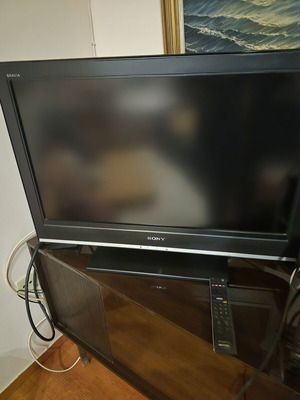 Sony Bravia 32" LCD TV KDL-32S3000 used with remote and stand