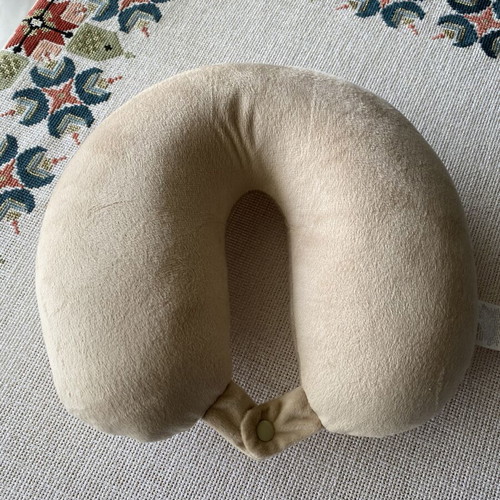 Travel Pillow like new, soft texture, ideal for comfortable trips
