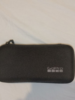 GoPro 11 κάμερα δράσης με αξεσουάρ σε βαλιτσάκι