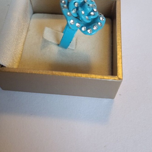 Ring made of metal used, blue