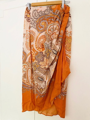Guess silk skirt new, size L 40 12