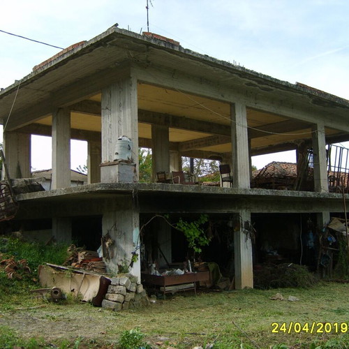 Building unfinished two-story with old stone house on 800 sqm plot in Lamia