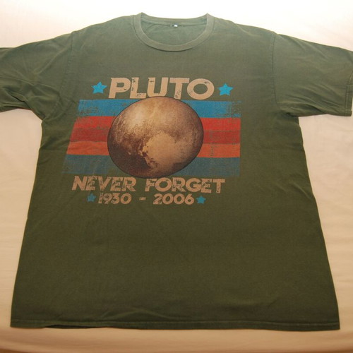 T-shirt Pluto Never Forget size L used