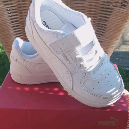 Unisex Puma sneakers size 26 like new, white