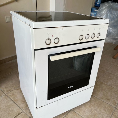 Pitsos oven used with minor issue on right knob