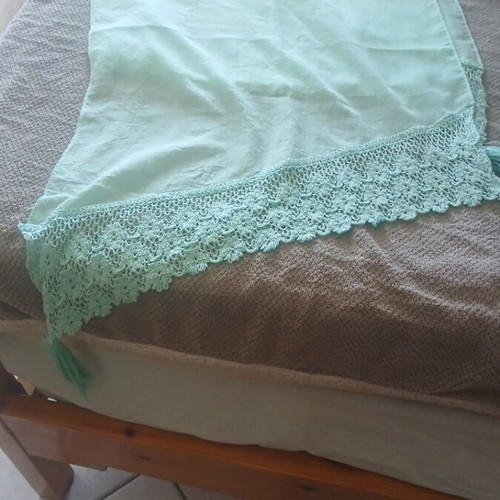 Table runner for large table light green 200x46 cm with knitted edge like new