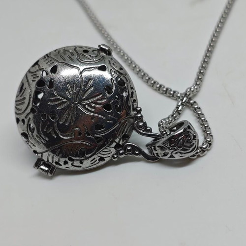 Locket pendant with green crystal vintage like new