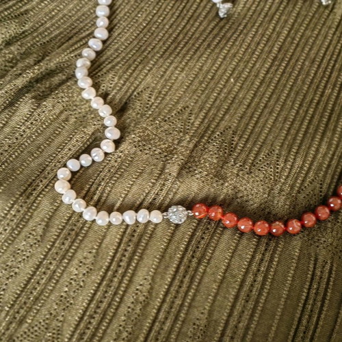 Necklace new with pearls and red agate tache