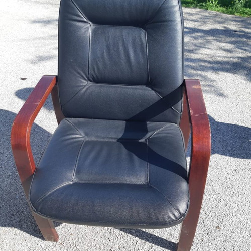 Leather chair with wooden arms and legs like new, ideal for office