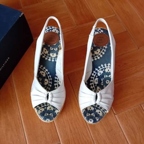 Tommy Hilfiger women's platform shoes size 39 white like new