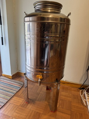 Inox δοχείο λαδιού 50 lt με βιδωτό καπάκι, κάνουλα και βάση σαν καινούργιο
