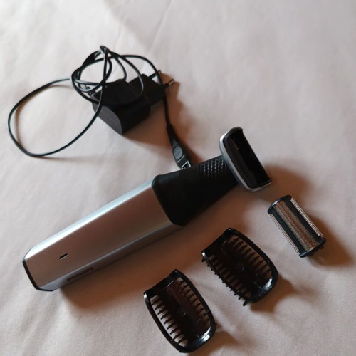 Philips Body Shaver used with 3.5 mm trimming comb and charger