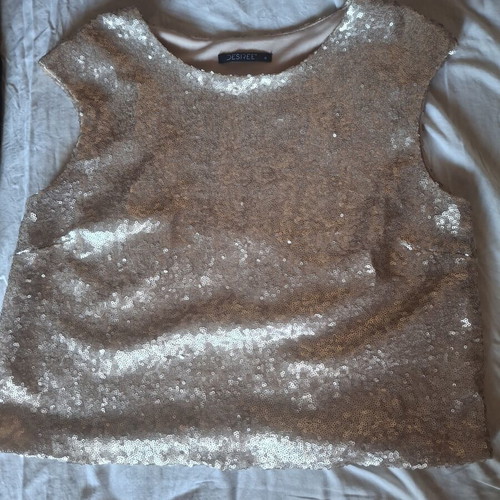 Desiree gold sequin top like new, size M