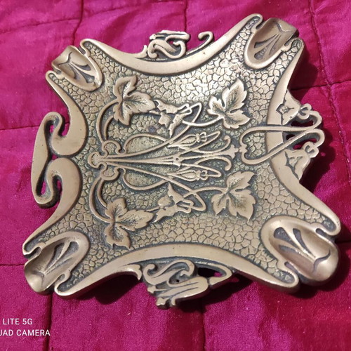 Vintage engraved ashtray new