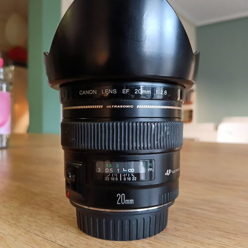 Canon 20mm 1:2.8 USM lens like new with UV filter and Parasoileil