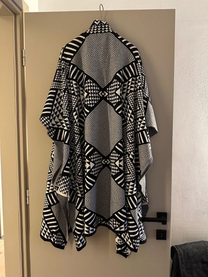 Bershka winter cape like new, black and white
