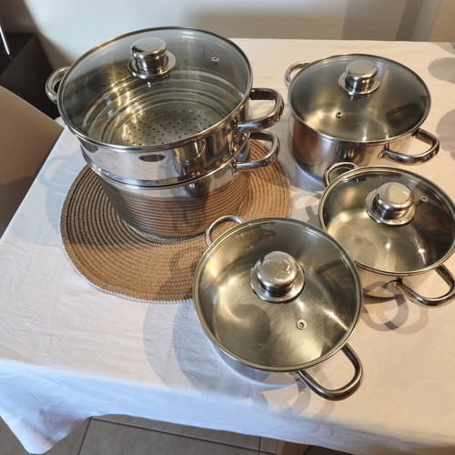 Set of 5 pots with strainer for all needs