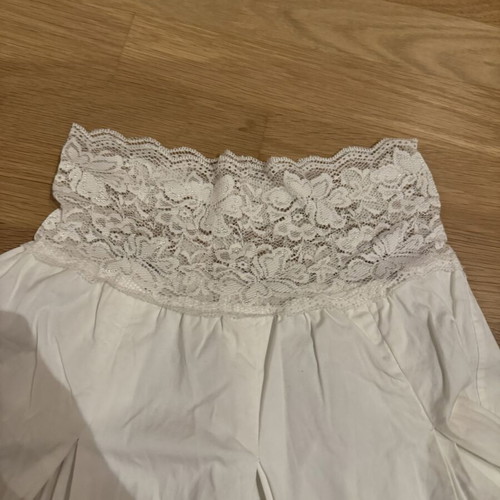 White romantic style skirt like new, sizes S/M, lace details