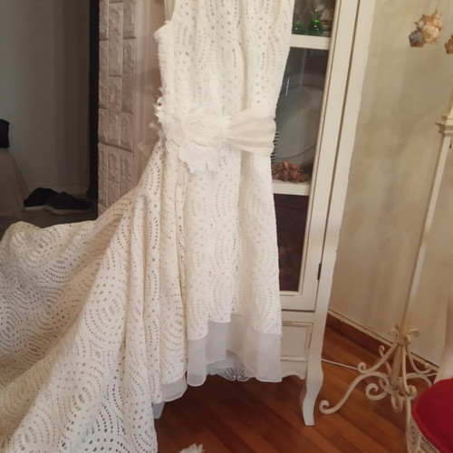 Wedding dress like new, ivory lace with decorative belt and long train