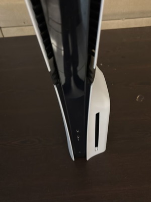 PlayStation 5 Pro конзола като нова с 2 контролера