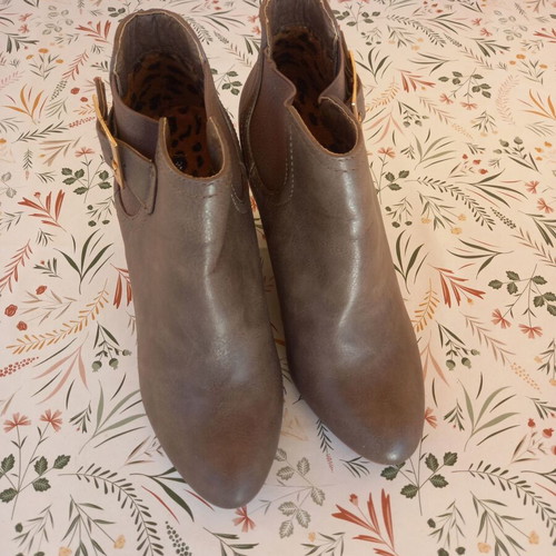 Women's grey boots with platform and gold buckle, used, size 39