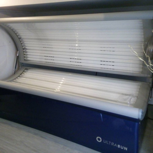 Ultrasun E4 Professional Floor Tanning Bed like new, 32 lamps