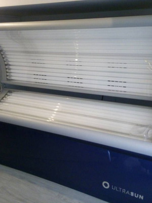 Ultrasun E4 Professional Floor Tanning Bed like new, 32 lamps