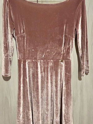 Velvet dress in dusty pink with open back like new