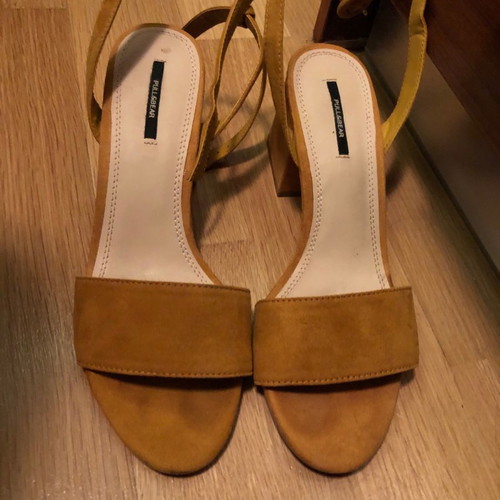 Low heels used mustard to brown with square heel Pull and Bear