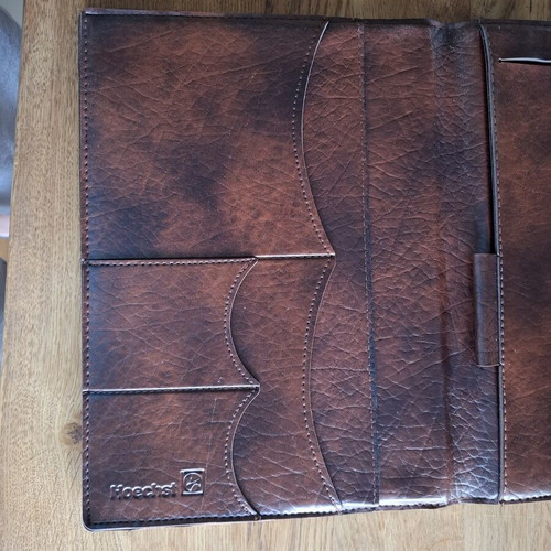 Plastic folder with inner organization pockets and pen holder