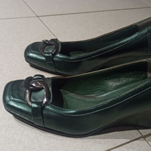 Green platform shoes used No 38 with metal buckle and 8cm heel