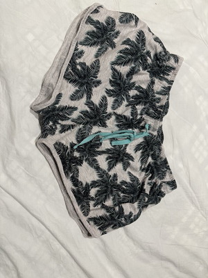 Women's shorts with tropical print, size M