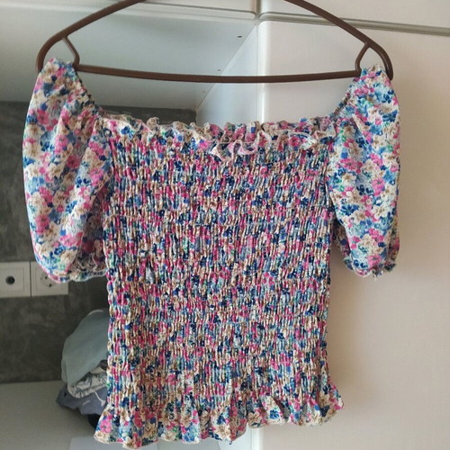 Youth blouse like new with floral print and puff sleeves
