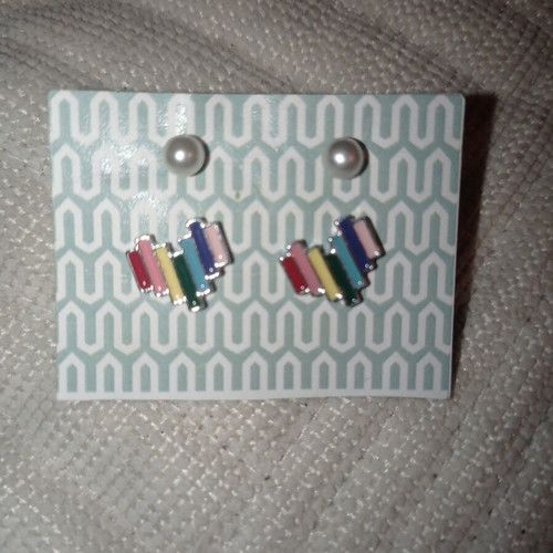 Small stud earrings like new, pack of 2 pairs with pearls and colorful hearts