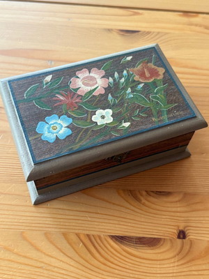 Wooden painted jewelry box "Tanagraia" used