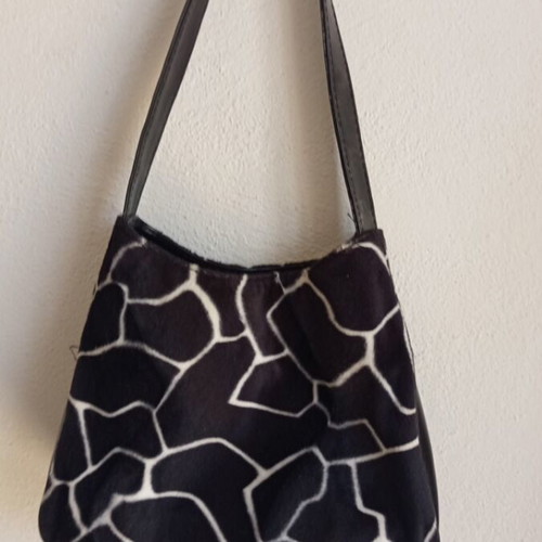 Shoulder bag with animal print giraffe design like new, black and white