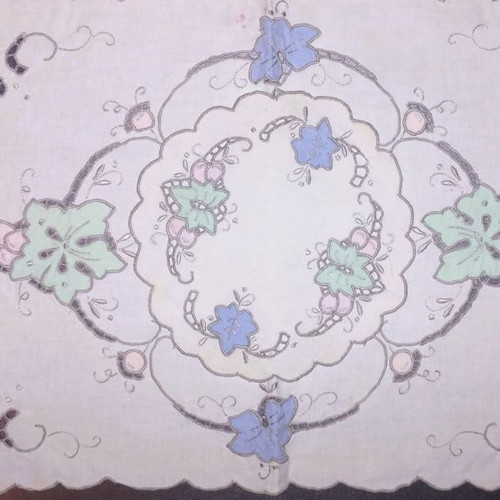 Table linens used, pack of 6 small vintage doilies