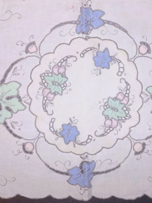 Table linens used, pack of 6 small vintage doilies