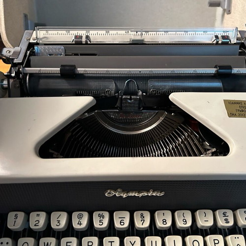 Olympia SF De Luxe typewriter used, collectible with original case