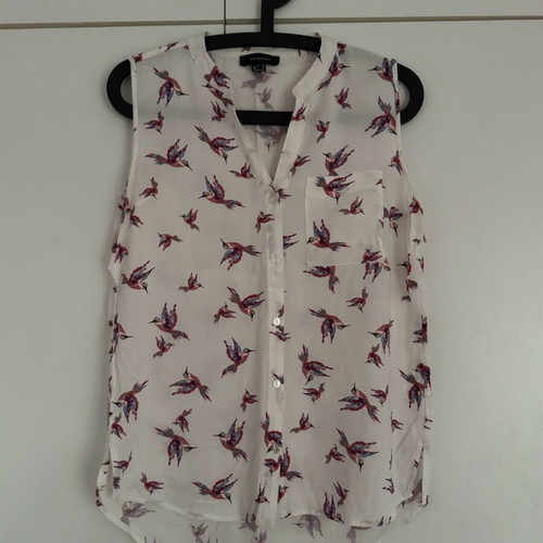Sleeveless shirt like new with colorful birds, size M