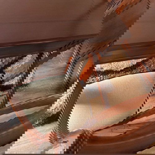 Τραπεζαρία με μπουφέ και καθρέφτη σαν καινούργια