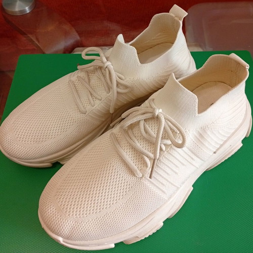 Sneakers women's size 39 beige cream with elastic breathable fabric like new