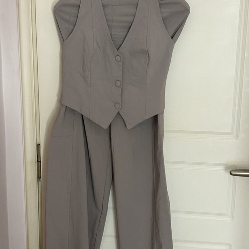Bohoo gray suit with side pockets, stretchable